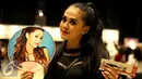 Seorang fans menunjukkan kipas bergambar Ariana Grande jelang Konser ‘The Honeymoon Tour ‘ yang digelar di JIExpo Kemayoran Hall B-C, Jakarta (Liputan6.com/Faisal R Syam)