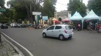 Jalan di depan Masjid Sunda Kelapa dibuka kembali usai penemuan tas mencurigakan. Tas ternyata berisi baju dan sarung, Selasa (31/12/2019). (Liputan6.com/ Putu Merta Surya Putra)