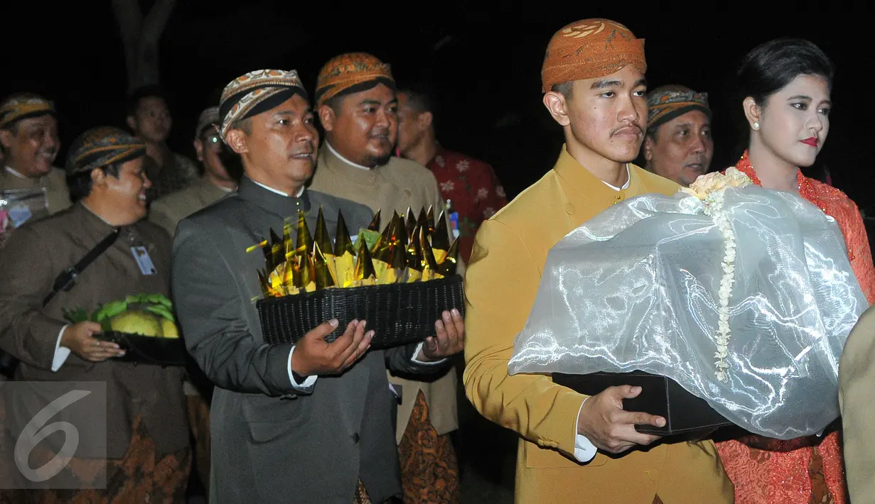 Rombongan keluarga Presiden menjalani prosesi Midodareni, Solo, Rabu (10/6/2015). Adik Gibran, Kaesang dan khayang ikut dalam rombongan yang mengantarkan seserahan menuju rumah Selvi Ananda yang berjarak sekitar 500 meter. (Liputan6.com/Herman Zakharia)
