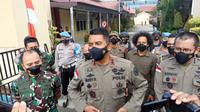 Kapolda Sulteng, Irjen Pol. Rudy Sufahriadi bersama Danrem 132 Tadulako usai melihat jenazah Askar yang diautopsi di RS Bhayangkara Palu, Jumat (30/9/2022). (Foto: Heri Susanto/ Liputan6.com).