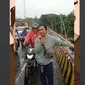 Viral Aksi Santuy Pria Berhasil Bikin Para Pemotor yang Naik Trotoar Jadi Turun.&nbsp; foto: TikTok @tagtagkanyuk