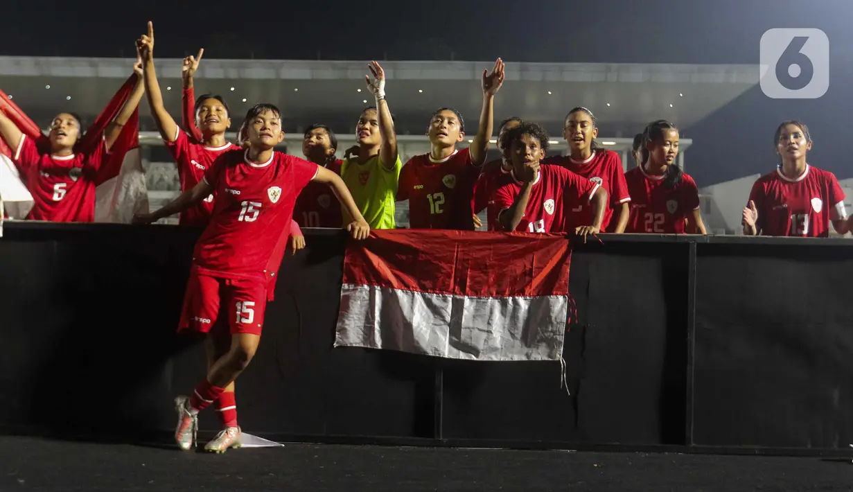 Para pemain timnas putri Indonesia berpose usai memetik kemenangan pada laga ujicoba internasional melawan Singapura. (Liputan6/Herman Zakharia)