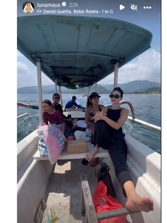 7 Potret Luna Maya Liburan Awal Tahun di Pantai, Wajahnya Jadi Sorotan
