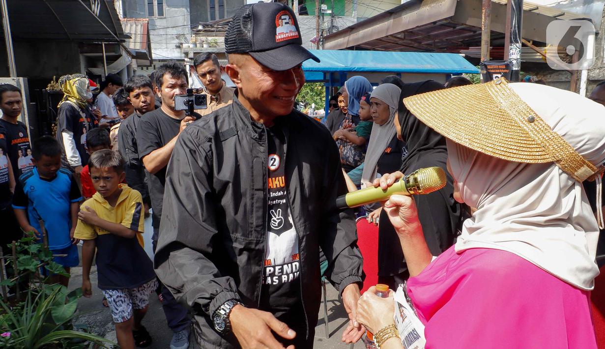 Saat berkampanye, Dharma Pongrekun juga mensosialisasikan program kerjanya jika terpilih nanti. (Liputan6.com/Herman Zakharia)