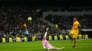 Kekacauan pertahanan Madrid terus berlanjut. Menit ke-51, Aubameyang berhasil mengelabui Thibaut Courtois dan membuat Barcelona menang 4-0. (AP Photo/Manu Fernandez)