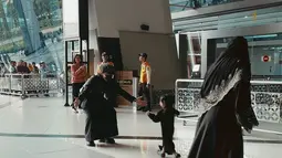 Anak berusia dua tahun itu juga melakukan hal yang sama kepada ayahnya. Dia berlari kegirangan menghampiri ayahnya. (Foto: Instagram/ attahalilintar)
