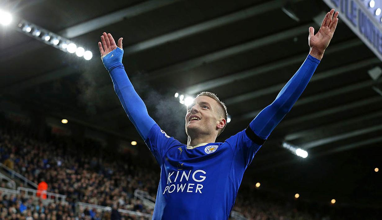 Striker Leicester, Jamie Vardy, merayakan gol usai bobol gawang Newcastle pada laga Liga Premier Inggris di Stadion St James Park, Inggris, Sabtu (21/11/2015). (AFP Photo/Lindsey Parnaby)