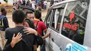 Tangis haru keluarga menyambut korban kecelakaan Tanjakan Emen Kabupaten Subang di RSUD Tangsel, Ciputat, Minggu (11/2). Pemakaman di TPU Legoso akan dilakukan secara massal. (Liputan6.com/Fery Pradolo)