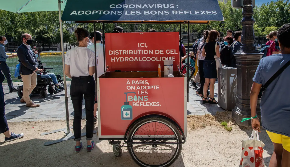 Cairan pembersih tangan tersedia di tepi danau buatan Bassin de la Villette dalam acara Paris Plages, Paris, Prancis, 18 Juli 2020. Acara Paris Plages digelar dari 18 Juli hingga 30 Agustus, menawarkan beragam kegiatan di tepi Sungai Seine dan Bassin de la Villette. (Xinhua/Aurelien Morissard)