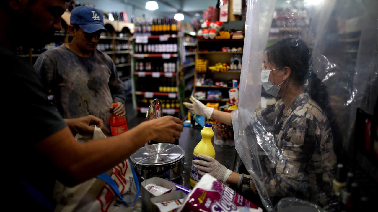 Pekerja Supermarket Ini Pasang Pembatas Plastik