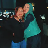 Hangatnya Angelina Sondakh yang memeluk Zahwa Massaid di pesta jelang pernikahan Thariq Halilintar dan Aaliyah Massaid. Foto: Instagram/angelinasondakh09.