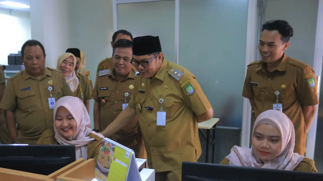 Wakil Wali Kota Tangerang, Maryono Hasan, melakukan inspeksi mendadak (sidak) ke sejumlah area pelayanan masyarakat pada Selasa (8/4/2025).