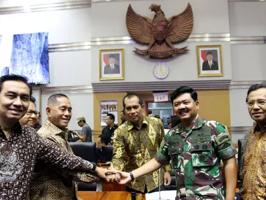 Menteri Pertahanan Ryamizard Ryacudu (ketiga kiri) bersama Panglima TNI Jenderal Hadi Tjahjanto (kedua kanan) berjabat tangan usai mengikuti rapat kerja dengan Komisi I DPR di Senayan, Jakarta, Kamis (7/6). (Liputan6.com/JohanTallo)