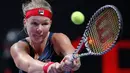 Petenis Belanda, Kiki Bertens melakukan servis ke arah petenis Australia, Ashleigh Barty pada turnamen WTA Finals 2019 di Shenzhen, China, Selasa (29/10/2019). Bertens secara mengejutkan mengalahkan petenis peringkat satu dunia dengan 3-6, 6-3, 6-4 dalam waktu 2 jam 9 menit. (AP/Andy Wong)