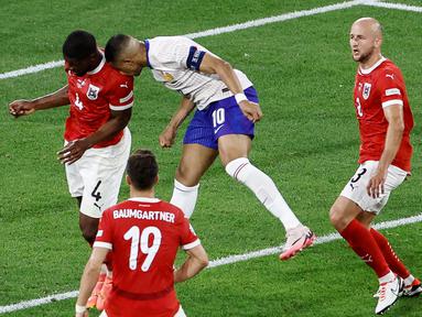 Pemain Prancis, Kylian Mbappe, menabrak bahu pemain Austria, Kevin Danso, dalam partai pertama Grup D Euro 2024 di Merkur Spiel-Arena, Dusseldorf, Selasa (18/6/2024). (AFP/Kenzo Tribouillard)