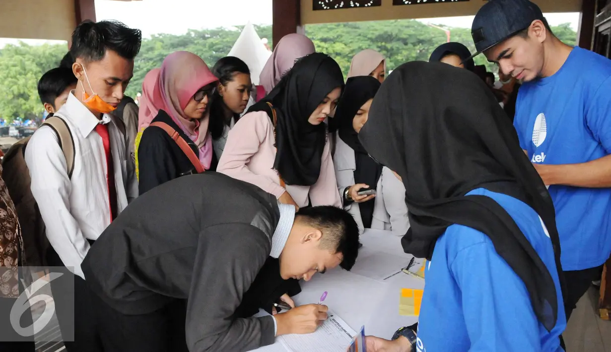 Sejumlah peserta mengisi selembaran saat mengikuti EGTC 2016 di Universitas Gadja Mada, Yogyakarta, Rabu (2/10). Kegiatan ini bertujuan untuk memperkenalkan Emtek sebagai sebuah grup media yang membawahi banyak perusahaan. (Liputan6.com/Helmi Affandi)