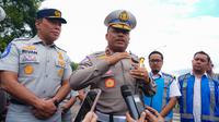 Kakorlantas Polri Brigjen Agus Suryonugroho meninjau jalur di KM 92 Tol Cipularang, Purwakarta, Jawa Barat, pada Minggu (9/2/2025). (Dok. Istimewa)