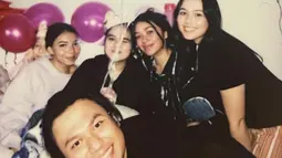 Kebahagiaan Laura Anna merayakan ultah bersama kakak dan sahabat tercinta, salah satunya Keanu AGL. (Foto: Instagram/ edlnlaura)