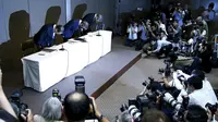Suasana konferensi pers pengunduran diri Presiden Toshiba Hisao Tanaka Tokyo, Selasa (21/7/2015). Tim peneliti menemukan penyimpangan pencatatan keuntungan perusahaan yang dilakukan Tanaka dari tahun 2008. (Reuters/Thomas Peter)