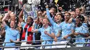 Para pemain Manchester City merayakan gelar juara Piala FA setelah mengalahkan Watford pada laga final di Stadion Wembley, London, Sabtu (18/5). City menang 6-0 atas Watford. (AFP/Glyn Kirk)