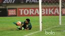 Aksi Kiper Pusamania Borneo FC, Wawan menepis tembakan pemain Madura United, Facrudin lewat adu penalti pada babak delapan besar Piala Presiden 2017 di Stadion Manahan, Solo. Jumat (25/2/2017). (Bola.com/Nicklas Hanoatubun)