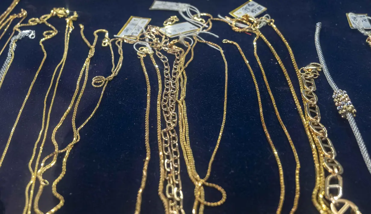 Kalung-kalung emas dipajang di etalase sebuah toko di Jakarta pada Jumat 29 Mei 2026. (BAY ISMOYO/AFP)