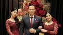 Annisa Pohan dan putri tunggalnya, Almira, kembali tampil kembar bak adik kakak. Kali ini, pasangan ibu dan anak tersebut tampil kembar di resepsi pernikahan Rasyid Rajasa [@agusyudhoyono]