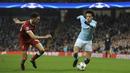 Gelandang Manchester City, Leroy Sane, berusaha melewati bek Liverpool, Trent Alexander-Arnold, pada laga leg kedua perempat final Liga Champions di Stadion Etihad, Rabu (11/4/2018). Manchester City takluk 1-2 dari Liverpool. (AP/Rui Vieira)