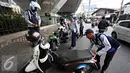 Petugas Dishub mencabut pentil kendaraan roda dua dalam operasi penertiban parkir liar di Pusat, Jumat (23/10/2015). Meskipun informasi penertiban diduga telah bocor, ratusan kendaraan yang parkir liar tetap ditertibkan. (Liputan6.com/Immanuel Antonius)