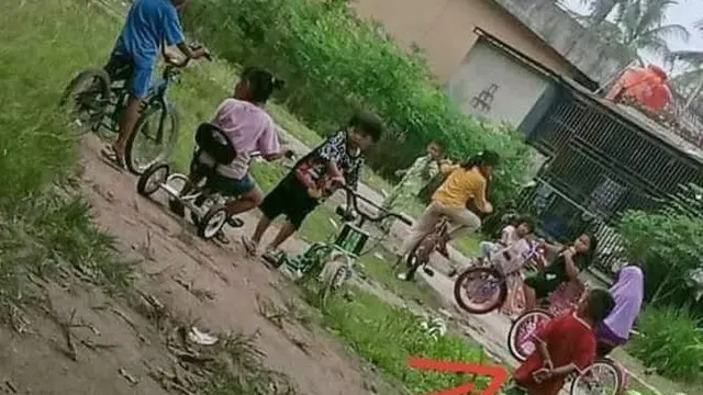 6 Foto Lawas Kumpul Bareng Teman ala Anak 90-an Ini Bikin Nostalgia
