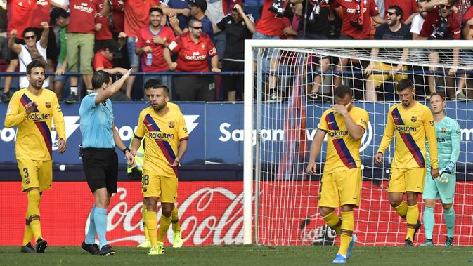 Para pemain Barcelona tampak kecewa usai dibobol Osasuna pada laga La Liga di Stadion El Sadar, Pamplona, Sabtu (31/8). Kedua klub bermain imbang 2-2. (AP/Alvaro Barrientos)