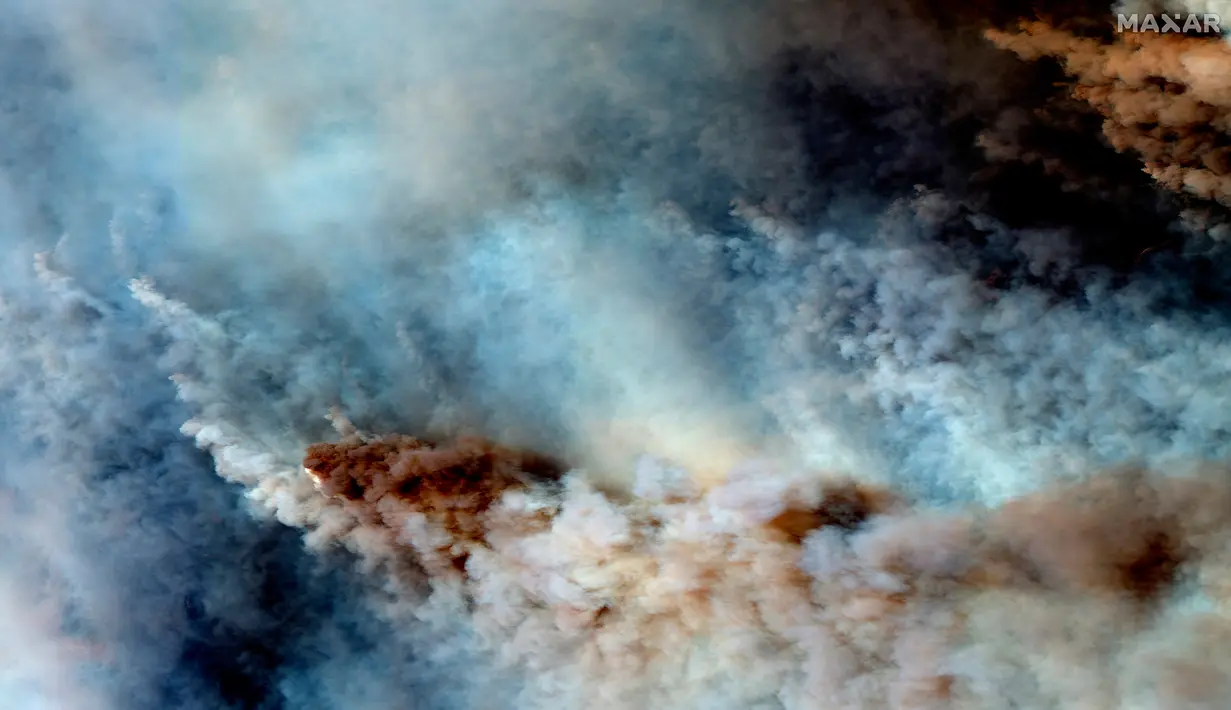 Gambar menunjukkan kebakaran hutan di sebelah timur Orbost, Australia, Sabtu (4/1/2020). Perdana Menteri Australia memanggil sekitar 3.000 tentara cadangan ketika ancaman kebakaran hutan meningkat pada Sabtu di setidaknya tiga negara bagian. (Satellite image ©2020 Maxar Technologies via AP)
