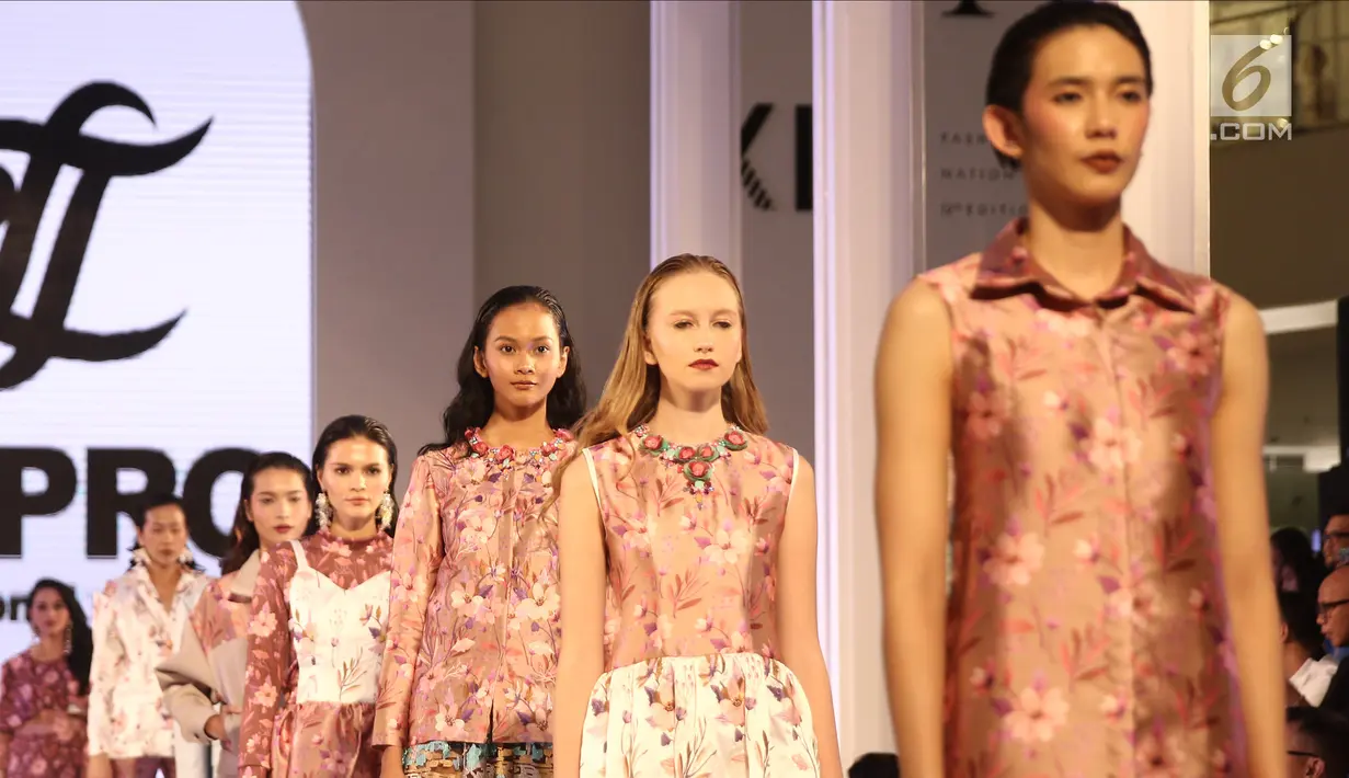 Para model mengenakan busana rancangan Tities Sapoetra dalam Fashion Nation 2018 di Senayan City, Jakarta, Rabu (18/4/). Tities Sapoetra berkolaborasi dengan LtPro meluncurkan koleksi mereka bertajuk 'Malako'. (Liputan6.com/Herman Zakharia)