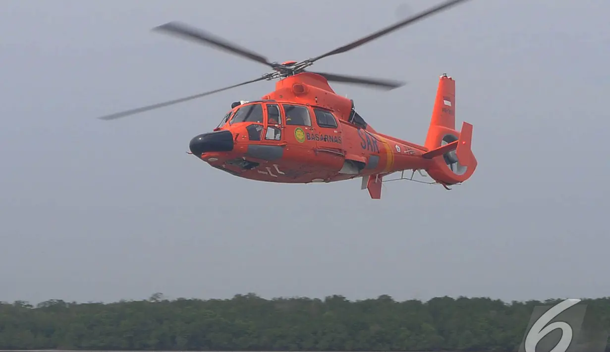 Sebuah helikopter dikerahkan Tim SAR untuk mencari jenazah penumpang dan puing pesawat AirAsia QZ8501 masih terkendala cuaca buruk, Perairan Pangkalan Bun, Kalteng, Minggu (4/1/2015). (Liputan6.com/Herman Zakharia)