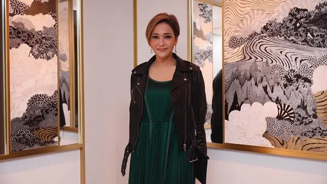 FOTO: Gaya Maia Estianty Saat Pakai Jaket Kulit, Modis dan Tetap Menawan