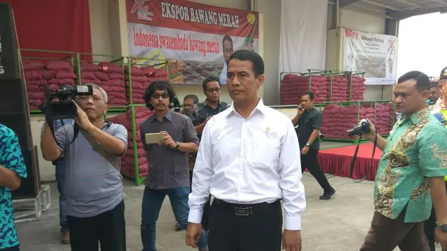 Mentan Amran Lepas 12 Kontainer Berisi 300 Ton Bawang Merah Ke Thailand. (Fajar Eko/Liputan6.com)