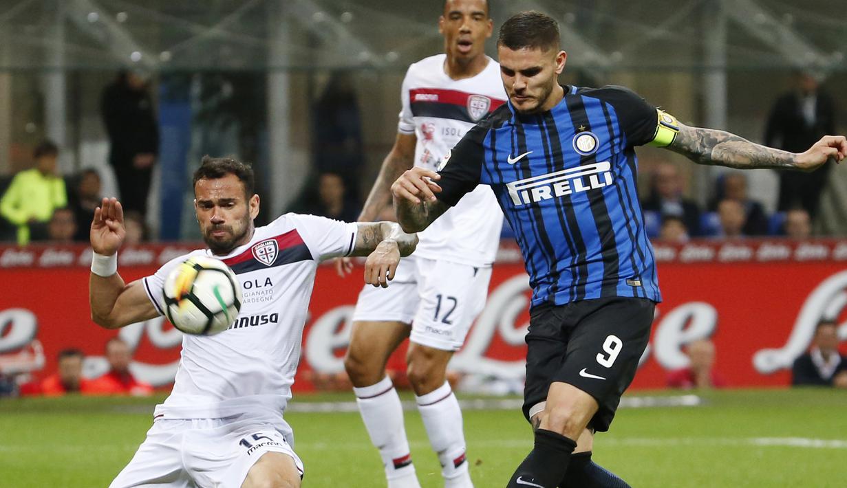 Duel pemain Inter Milan, Mauro Icardi (kanan) dan pemain Cagliari, Vasco Oliveira pada lanjutan Serie A di San Siro stadium, Milan, (17/4/2018). Inter menang 4-0. (AP/Antonio Calanni)