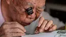 Wai Wah, seorang tukang reparasi arloji, tampak bekerja di tempat reparasi arloji Yoke Chong di Klang, Negara Bagian Selangor, Malaysia (5/12/2020). Wai Wah (84) telah memperbaiki arloji dan jam sejak pertengahan 1950-an. (Xinhua/Zhu Wei)