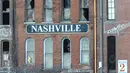 Polisi menutup area yang rusak akibat ledakan di pusat kota Nashville, Tennessee, Amerika Serikat, Jumat (25/12/2020). Saat meledak kota tersebut sebagian besar sepi karena masih dini hari dan merupakan libur Hari Raya Natal. (Terry Wyatt/Getty Images/AFP)