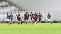 Para pemain Timnas Indonesia melakukan pemanasan saat sesi latihan di Stadion Madya, Gelora Bung Karno, Jakarta, Sabtu (22/3/2025).