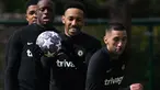 Striker Chelsea Pierre-Emerick Aubameyang (Tengah) memegang bola saat ambil bagian dalam sesi latihan tim menjelang leg pertama perempat final Liga Champions mennatang Real Madrid, di fasilitas pelatihan Chelsea Cobham di Stoke D'Abernon, barat daya London, Selasa (11/4/2023). (Photo by Daniel LEAL / AFP)