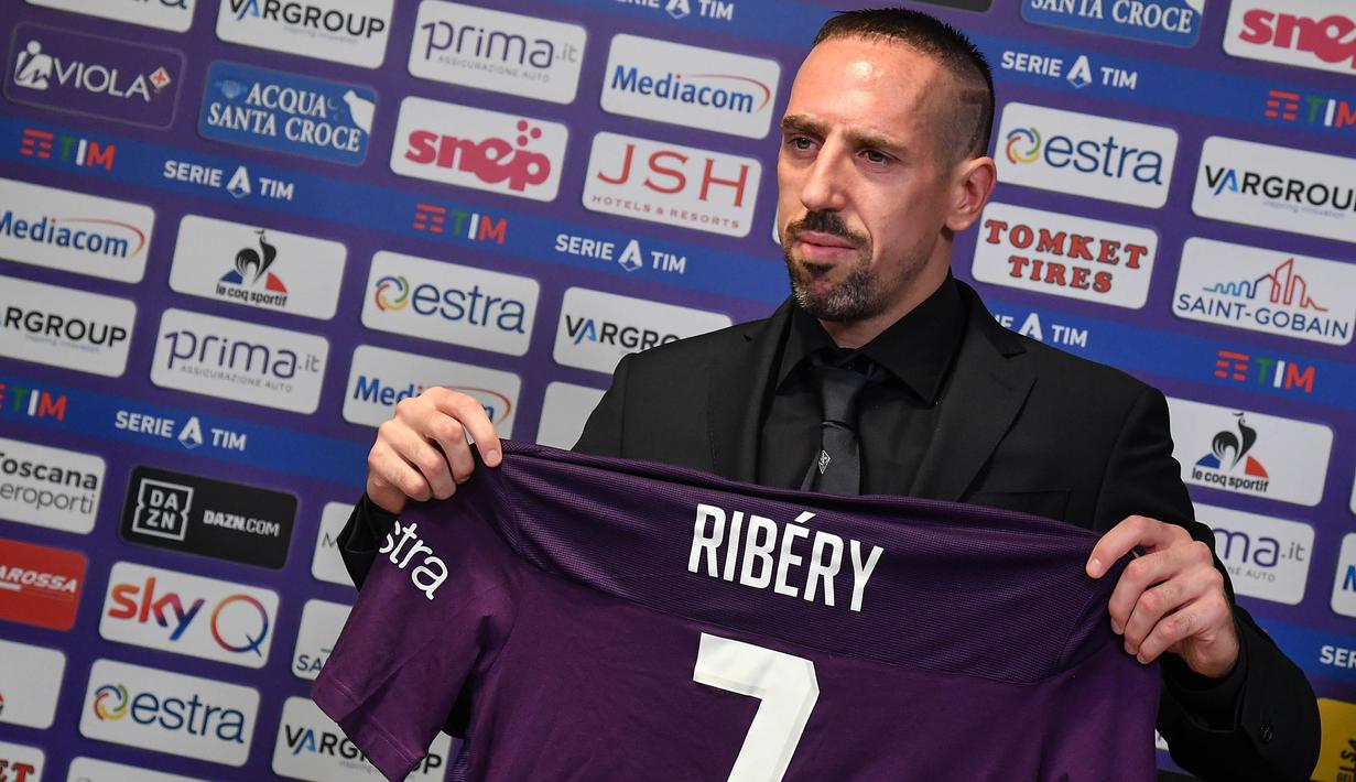 Rekrutan baru Fiorentina, Franck Ribery, menunjukan jersey saat sesi perkenalan di Stadion Artemio Franchi, Florence, Kamis (22/8). Gelandang asal Prancis ini didatangkan secara gratis dari Bayern Munchen. (AFP/Andreas Solaro)