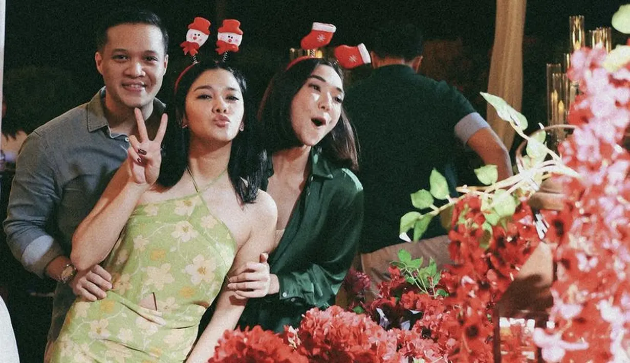 Keduanya pun merayakan natal bersama, Naysilla mengenakan dress hijau motif bunga. Sedangkan, Gisela mengenakan kemeja panjang hijau. @naymirdad.