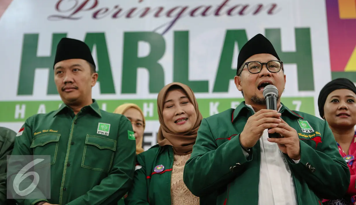 Ketua Umum PKB, Muhaimin Iskandar (kanan) memberikan sambutan saat peringatan Hari Lahir (Harlah) ke-17 PKB di Kantor DPP PKB, Jakarta, Kamis (23/7/2015). Harlah tersebut dihadiri oleh ratusan anak yatim. (Liputan6.com/Faizal Fanani)