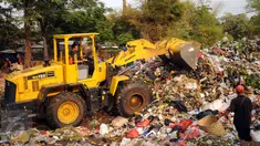 Sebuah alat berat beroperasi menumpu ksampah di TPSS Kalibata, Jakarta, Rabu (4/11/2015). Pemerintah DKI Jakarta berencana membangun TPST atau Intermediate Treatment Facilities di empat lokasi berbeda. (Liputan6.com/Helmi Fithriansyah)