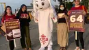Maskot Piala Dunia 2022, La'eeb berfoto bersama warga saat mengunjungi Dermaga Banjar Raya,  Banjarmasin, Sabtu (29/10/2022). La'eeb berada di Indonesia dalam rangka menggaungkan Piala Dunia 2022 yang tak lama lagi akan bergulir. (FOTO: Dok. SCM)