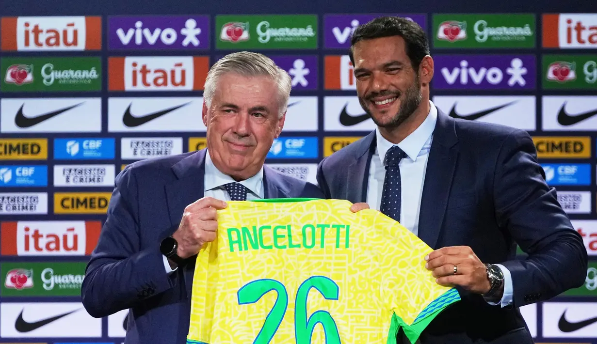 Diketahui, Carlo Ancelotti merupakan pelatih pertama non-Brasil dalam enam dekade terakhir yang dipercaya menukangi tim dengan lima gelar Piala Dunia tersebut. (AP Photo/Silvia Izquierdo)