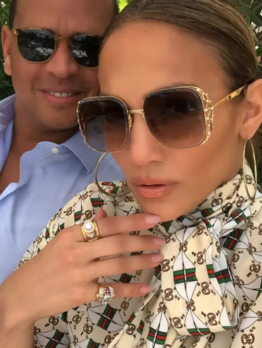 Pasangan kekasih ini menikmati liburannya di akhir pekan lalu. Meski berlangsung singkat, keduanya merogoh kocek cukup dalam, yakni lebih dari 35 ribu US dolar atau setara dengan Rp 4,7 miliar. (Instagram/Jlo)