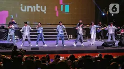 Boyband asal Indonesia, UN1TY saat menghibur para penggemar mereka di Jakarta, Sabtu (17/12). UN1TY menggelar konser tunggal pertama kalinya yang bertajuk “UN1VERSARY: The Show”. (Liputan6.com/Angga Yuniar)