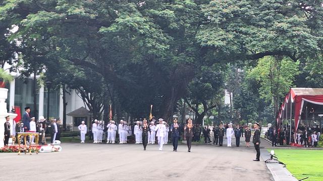 Presiden Joko Widodo atau Jokowi memberikan penghargaan Adhi Makayasa kepada empat perwira TNI dan Polri tahun 2023, Rabu (26/7/2023).